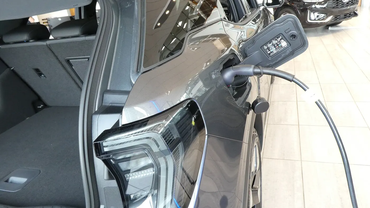 Connecteur Type 2 branché sur la prise d’un véhicule électrique